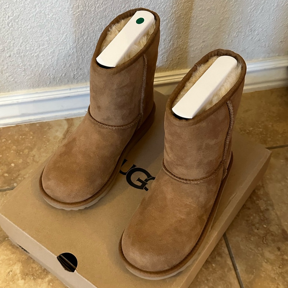 AUTHENTIC UGG KIDS BOOTS! BNWT